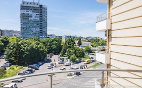 Bright Apartment For 5 Guests With Free Parking